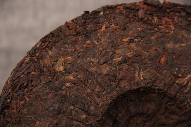 如何判斷普洱茶是否發(fā)霉？發(fā)霉的普洱茶應(yīng)該怎么處理？